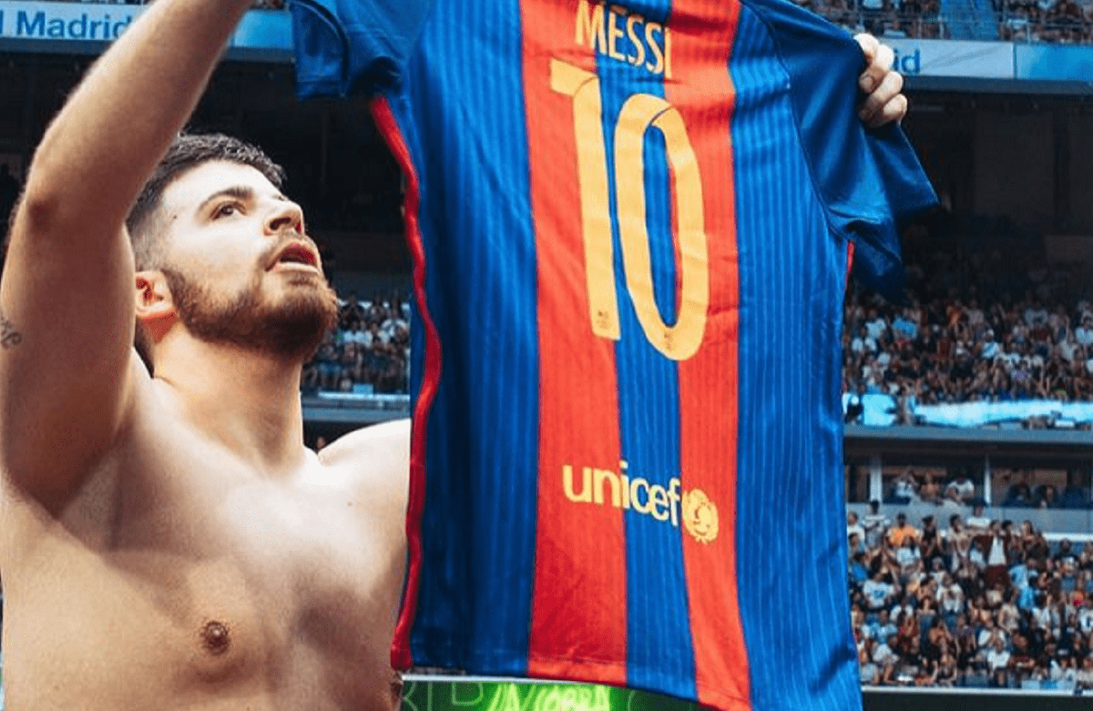 La Cobra festejando en el Bernabéu con la camiseta de Messi
